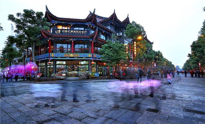在蓝忘机的家,汪涵给王一博发照片,还模仿了《陈情令》名场面